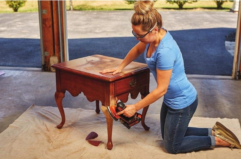 A women working with BDCMS20 MOUSE® Detail Sander