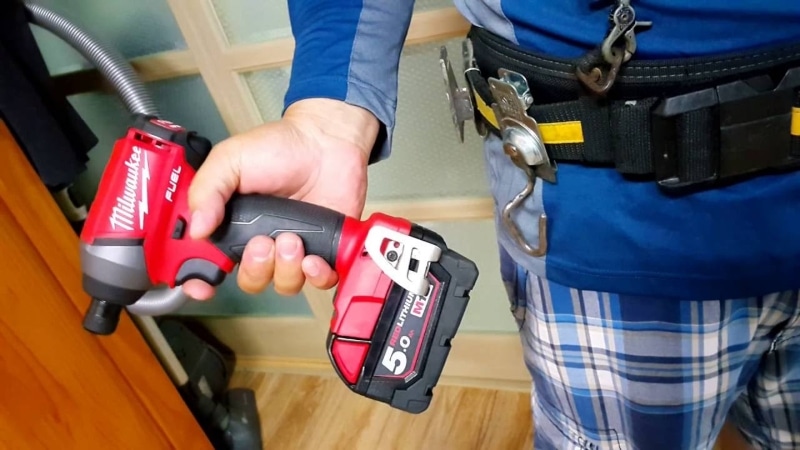 Working with Milwaukee 2753-20 Impact Driver
