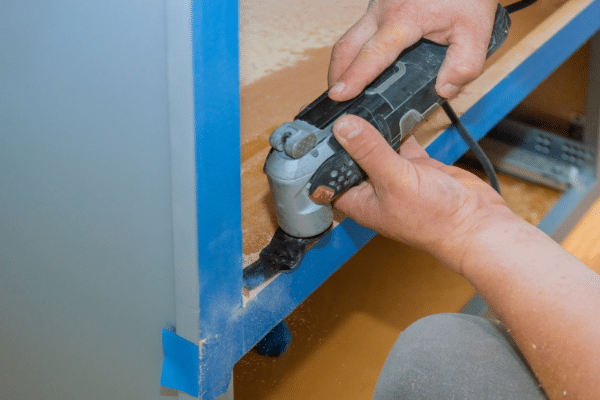 Fitting-and-Adjusting-Baseboards-using-Oscillating-Multi-Tool